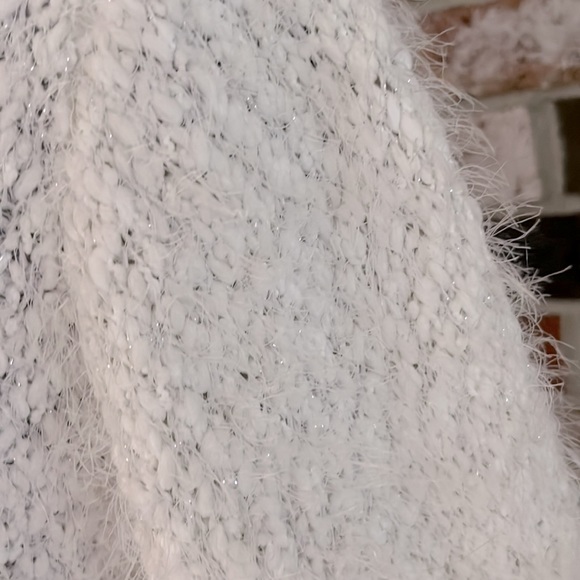 NO BOUNDARIES White Eyelash Faux Fur Winter V-Neck Sweater - Picture 4 of 7